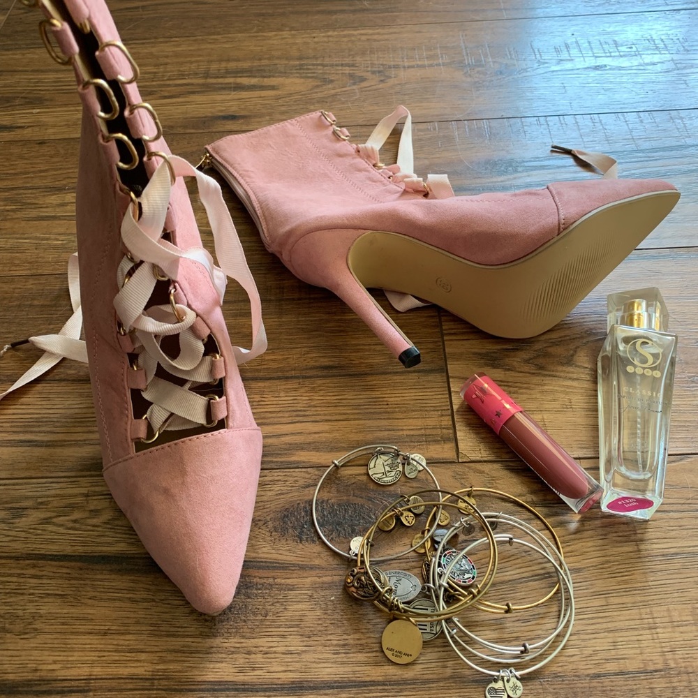 Size 8 1/2 brand new heels.